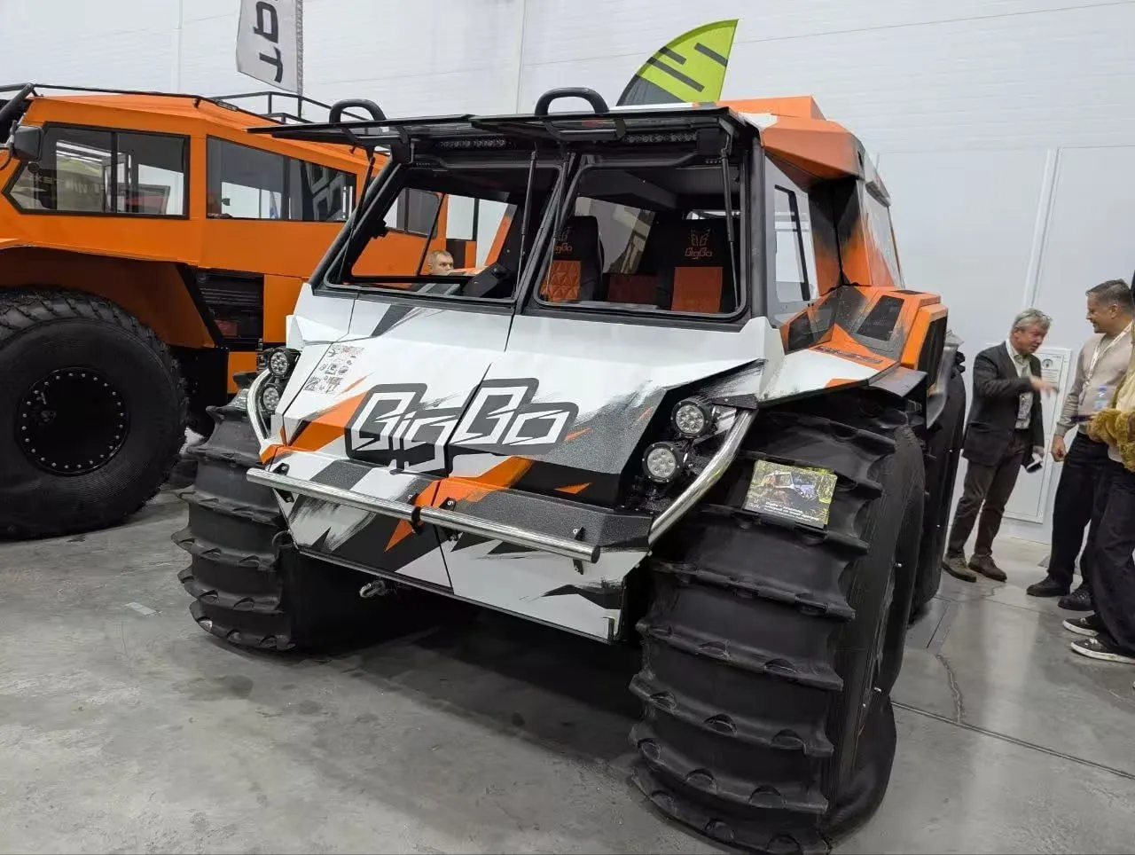 На выставке «Мотозима 2025» в парке «Патриот» впервые показали обновлённый вездеход BigBo — одну из самых известных российских машин для экстремальног
